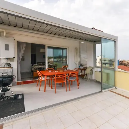 Attique With Terraces & Lovely Veranda Apartmán *
